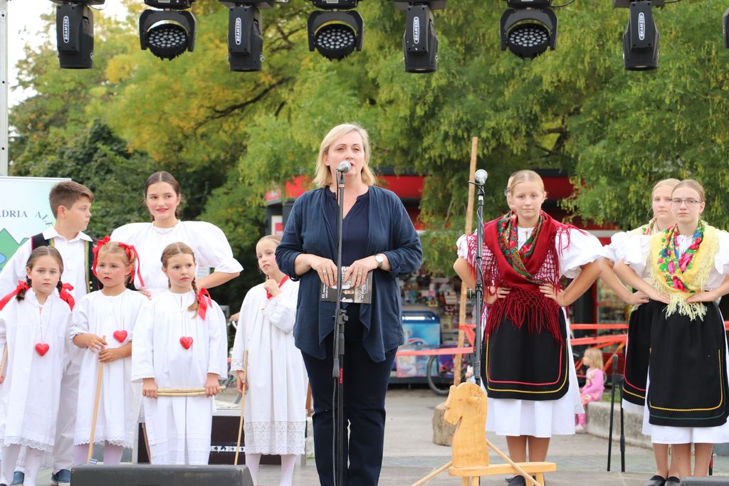 Na koprivničkom Zrinskom trgu održan Međunarodni susret dječjih folklornih grupa U bakinom krilu