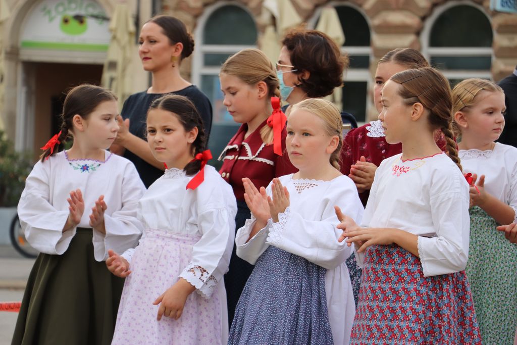 Na koprivničkom Zrinskom trgu održan Međunarodni susret dječjih folklornih grupa U bakinom krilu