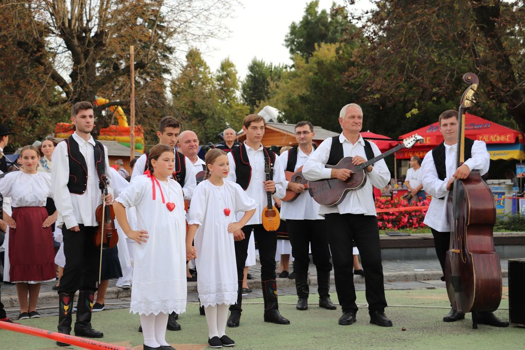 Na koprivničkom Zrinskom trgu održan Međunarodni susret dječjih folklornih grupa U bakinom krilu