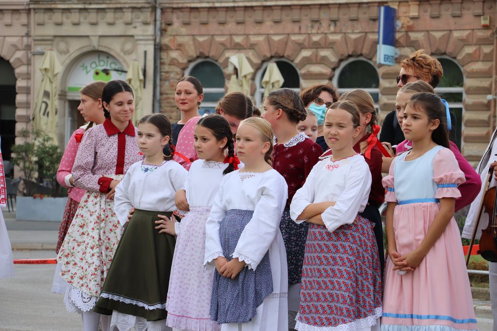 Na koprivničkom Zrinskom trgu održan Međunarodni susret dječjih folklornih grupa U bakinom krilu