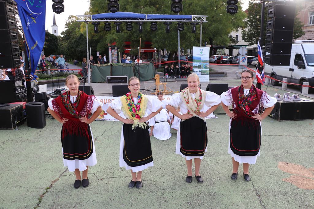 Na koprivničkom Zrinskom trgu održan Međunarodni susret dječjih folklornih grupa U bakinom krilu