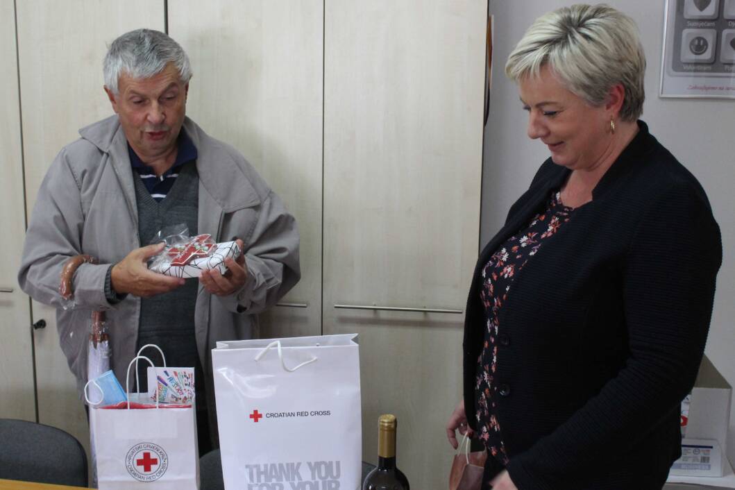 Dr. Dragutin Šnajder i ravnateljica koprivničkog Crvenog križa Adela Sočev