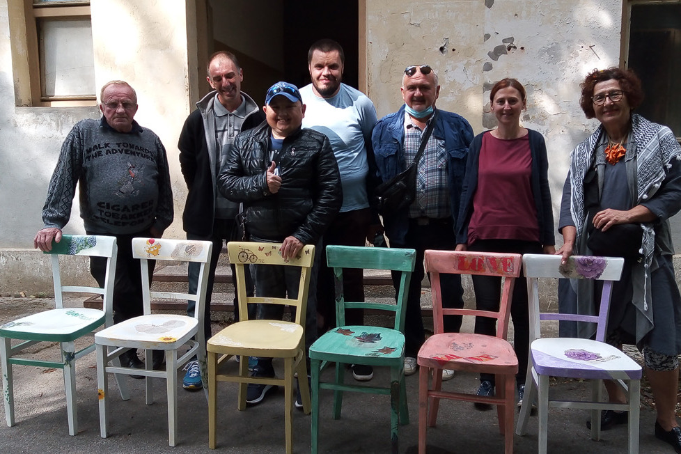 Članovi likovne sekcije Likresa iz Novigrada Podravskog poklonili šest stolica udruzi Latice iz Koprivnice