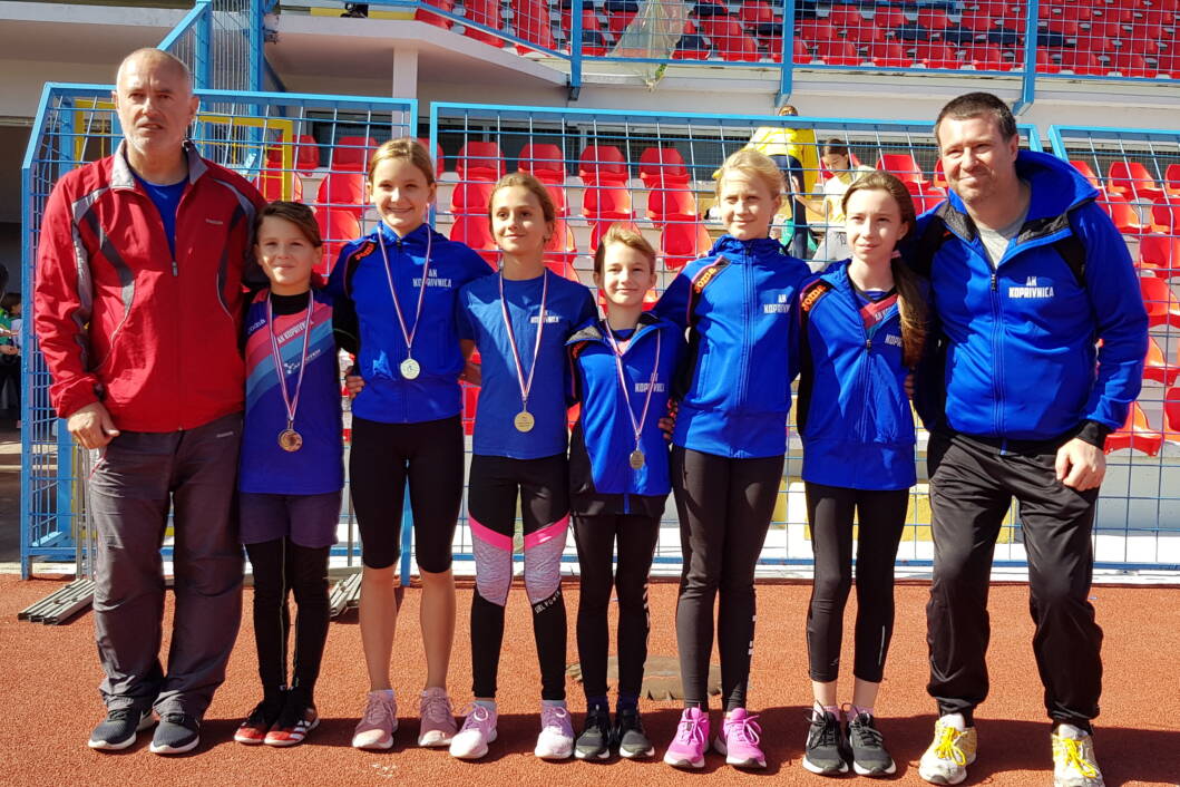 Mladi atletičari Koprivnice sa svojim trenerima