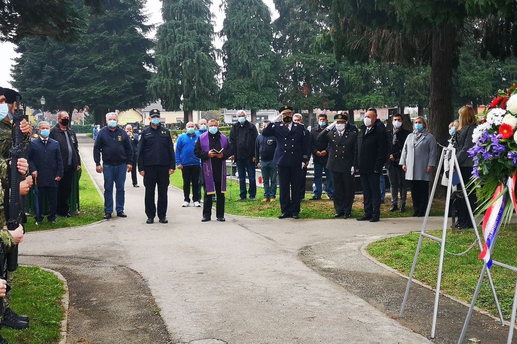 Na koprivničkom groblju povodom blagdana Svih svetih položeni vijenci i zapaljene svijeće