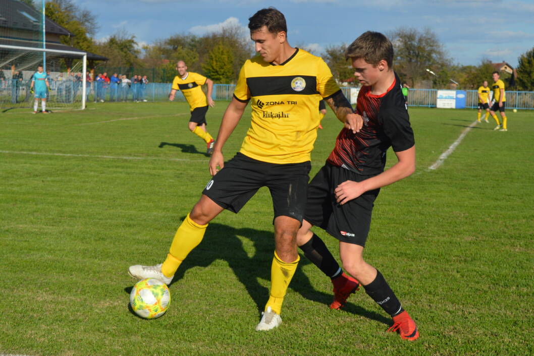 Dino Halusek, veznjak Miklinovca, u duelu