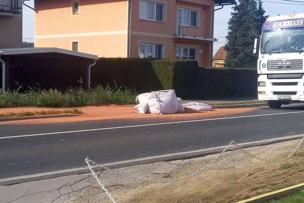 Sjemenska pšenica razasuta po cesti