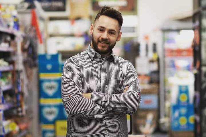 Matija Jurajić u supermarketu u kojem radi