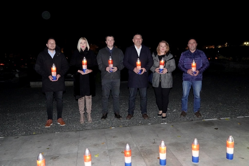 U Đurđevcu zapaljene svijeće povodom Dana sjećanja na žrtve Domovinskog rata i na žrtvu Vukovara i Škabrnje