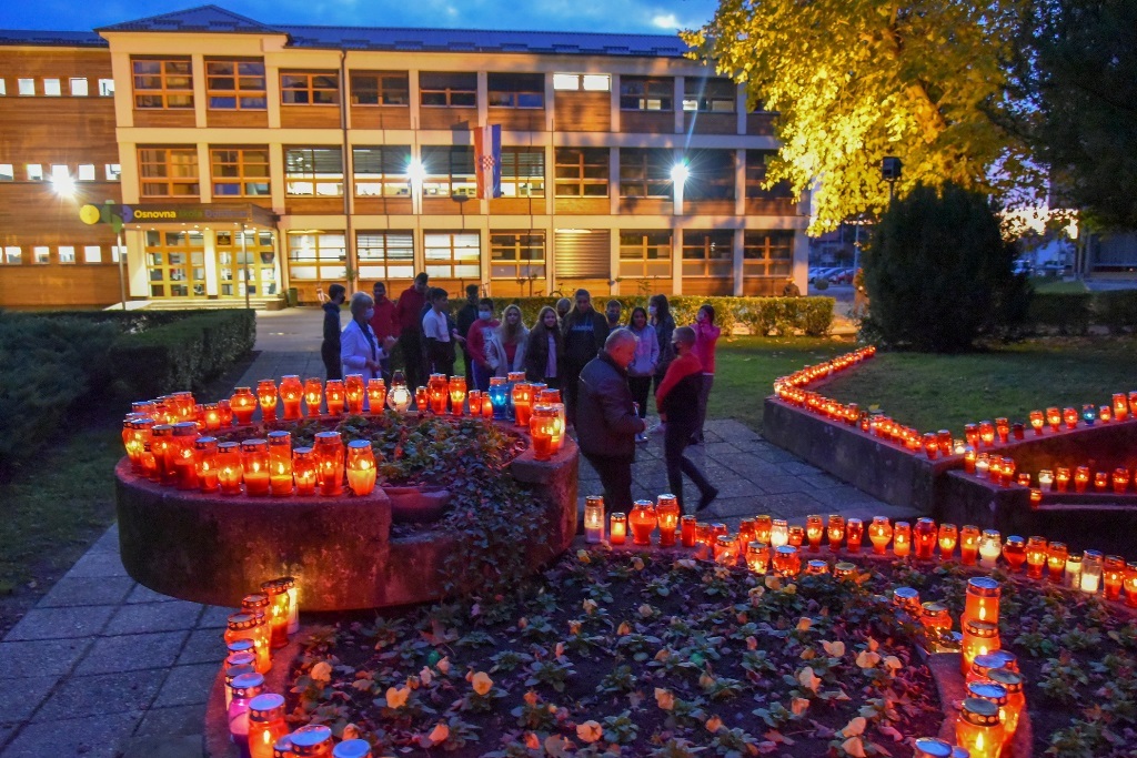 Zapaljene svijeće kod Osnovne škole u Đurđevcu