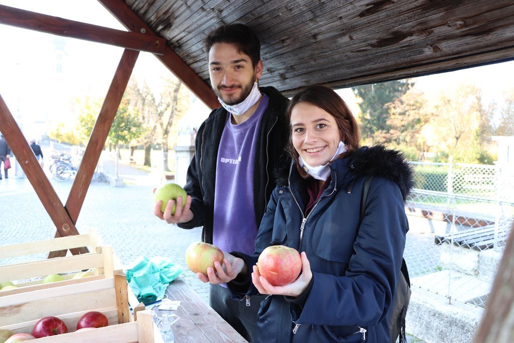 Podjela jabuka u Koprivnici u humanitarne svrhe