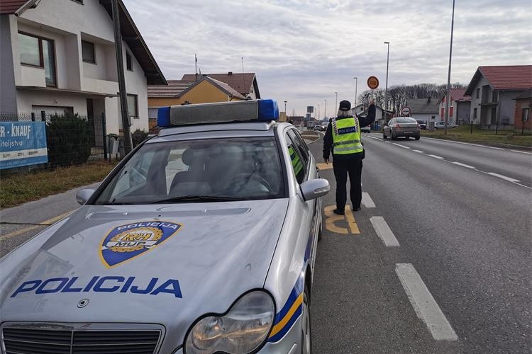 Policajka zaustavlja vozila u prometu