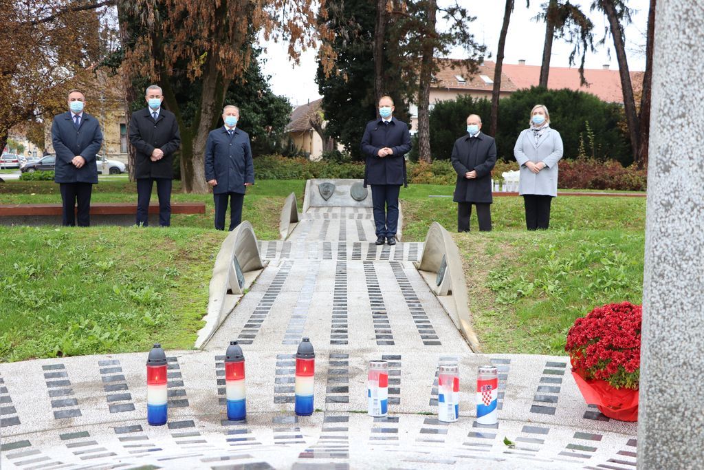U Koprivnici zapaljene svijeće povodom Dana sjećanja na žrtve Domovinskog rata i Dana sjećanja na žrtvu Vukovara i Škabrnje