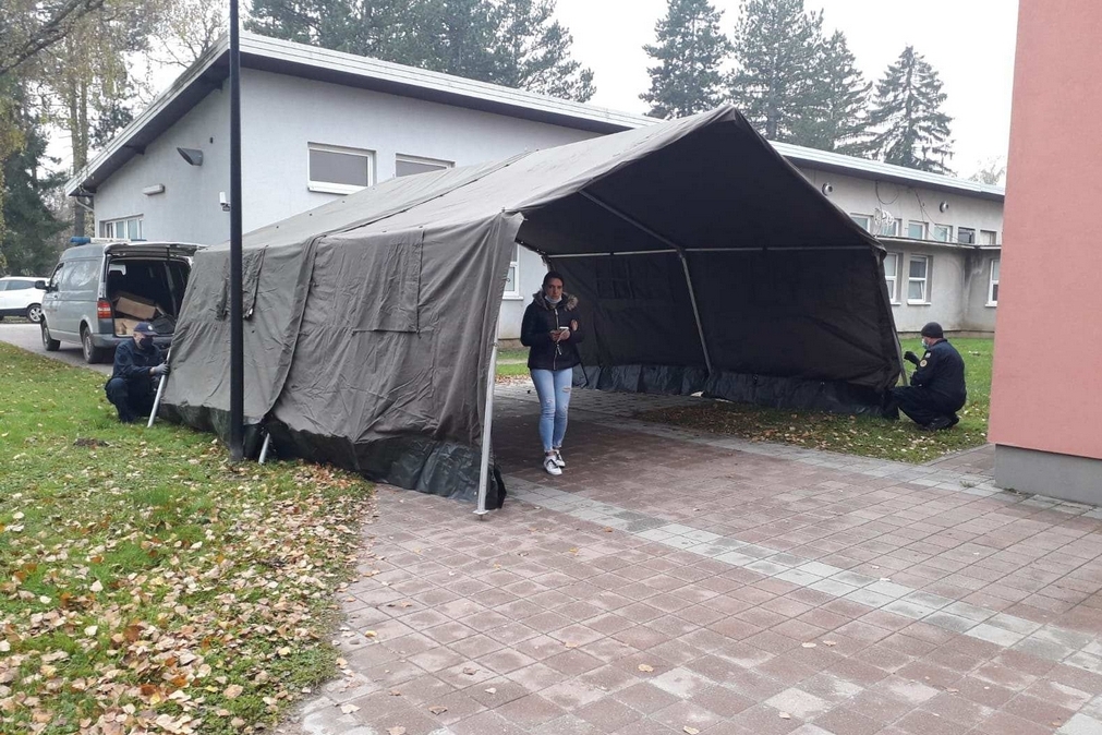 Trijažni šator ispred Doma zdravlja u Križevcima