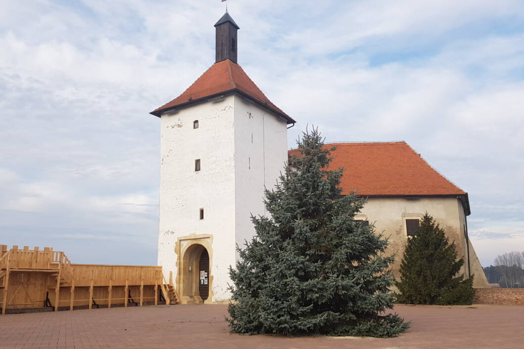 Božićno ukrašavanje utvrde Stari grad u Đurđevcu