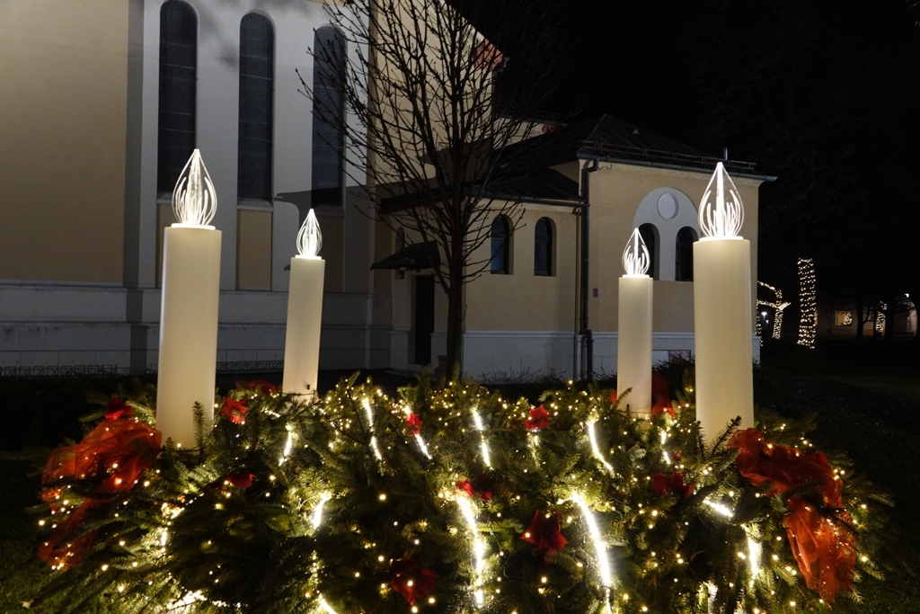 U Đurđevcu upaljena četvrta svijeća na adventskom vijencu