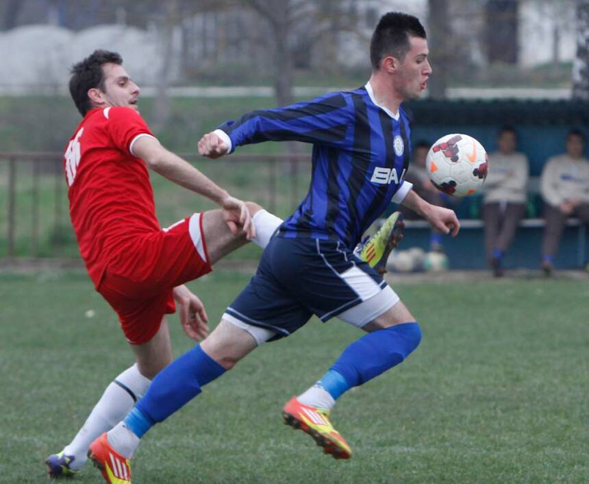 Dominik Draguljić (plavo-crni dres) u duelu sa Sašom Radanovićem