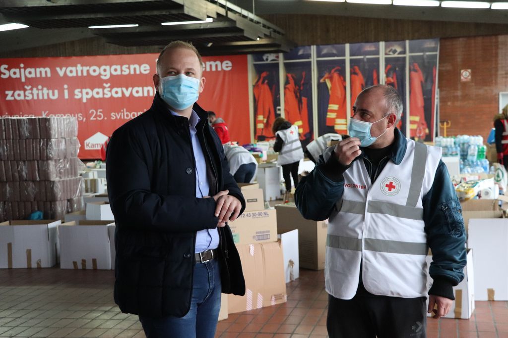 Koprivnički gradonačelnik Mišel Jakšić i volonter koprivničkog Crvenog križa