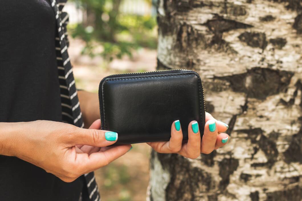 Žena u ruci drži novčanik