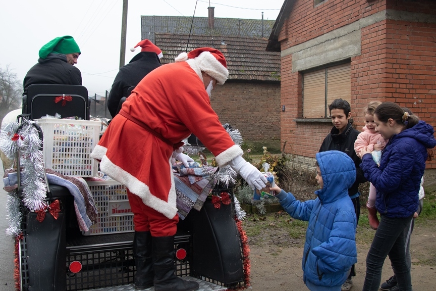 Djed Božićnjak mališanima u Đurđevcu dijelio poklone