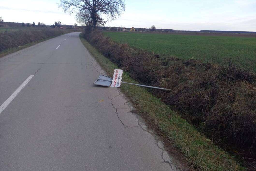 Potrgani prometni znakovi između Glogovca i Koprivničkih Bregi