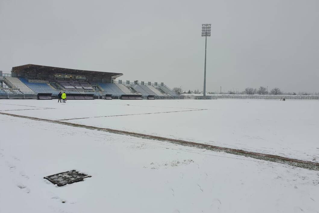 Travnjak stadiona u Velikoj Gorici prekriven snijegom