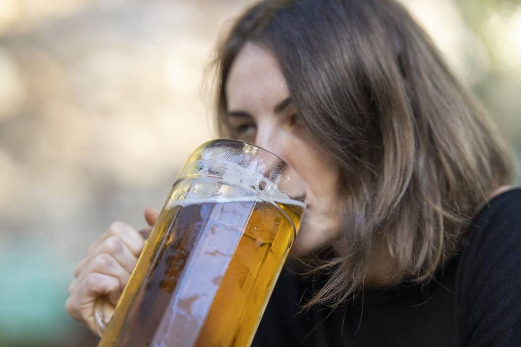 Žena pije pivo