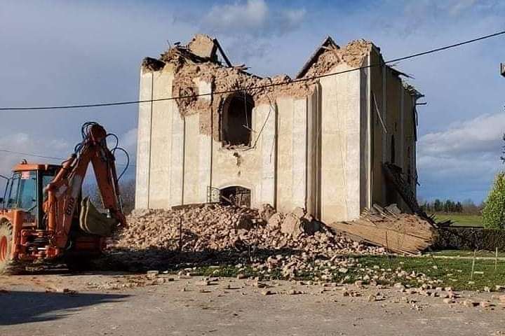 Razrušena crkva svetog Vida i Nikole u Žažini kraj Lekenika