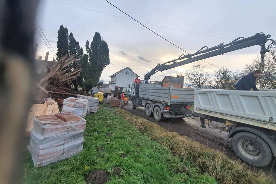 Istovar crijepova, daski i čavala