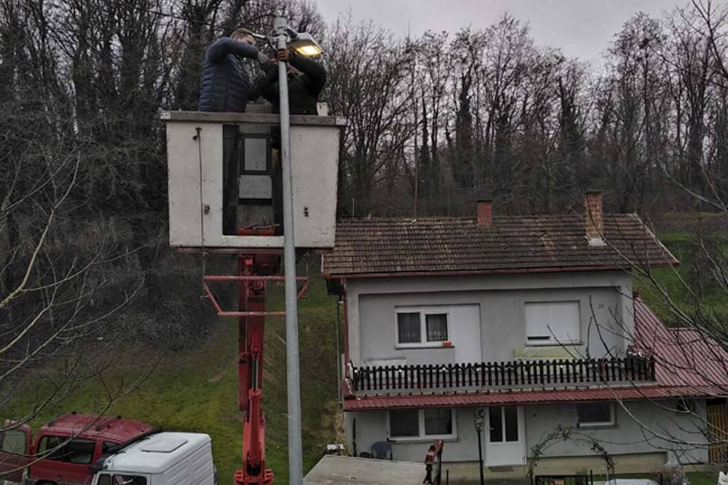 Postavljanje javne rasvjete ispred domaćinstva Murtezani između Vlaislava i Borovljana