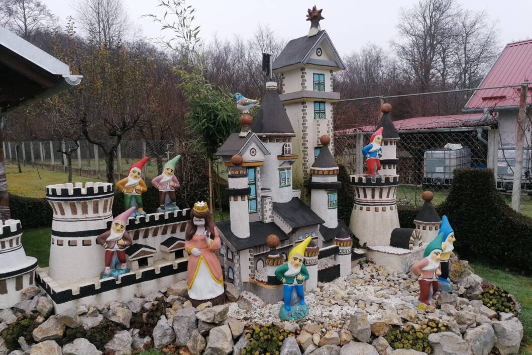 Mini dvorac u dvorištu Drage Mesarića u Malom Mihaljevcu