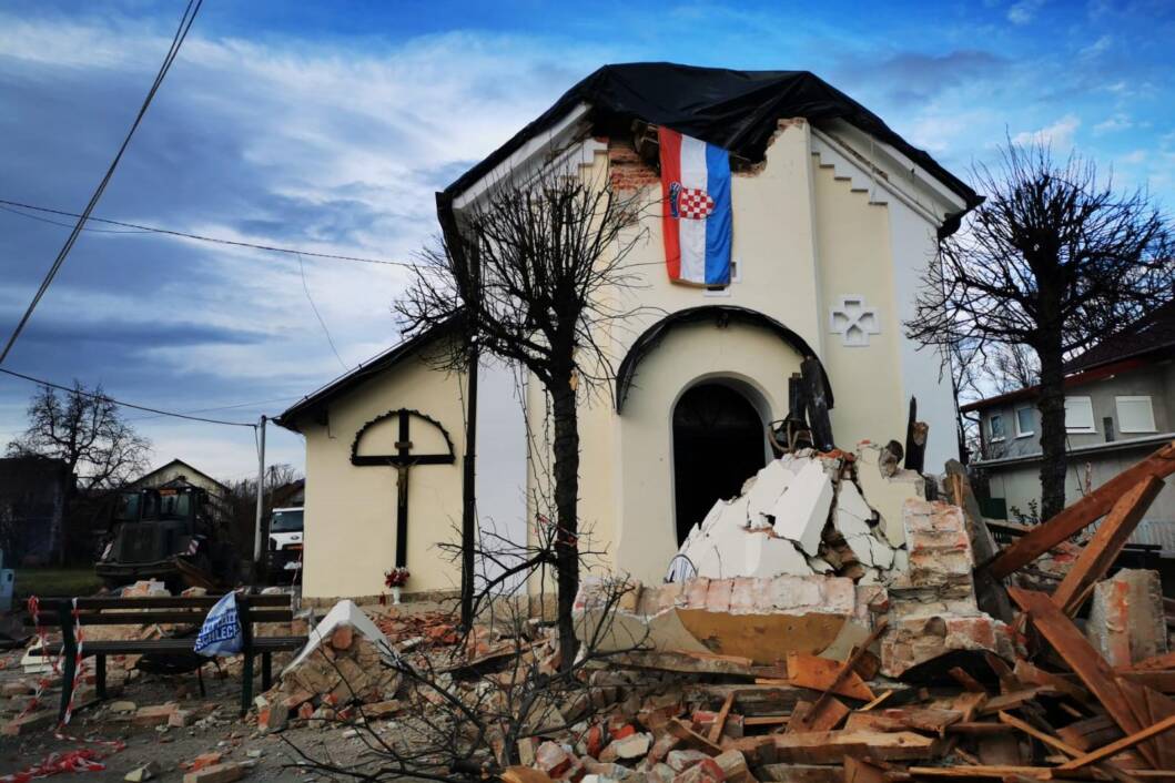 Srušena crkvica u selu