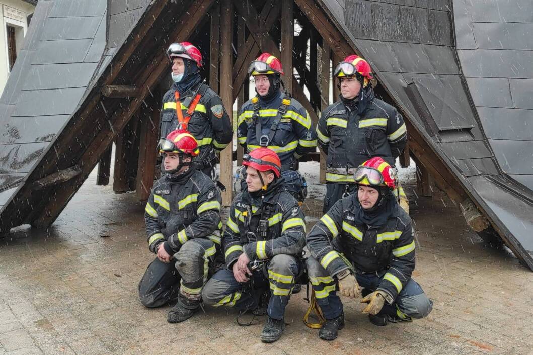 Pripadnici zagrebačke Javne vatrogasne postrojbe