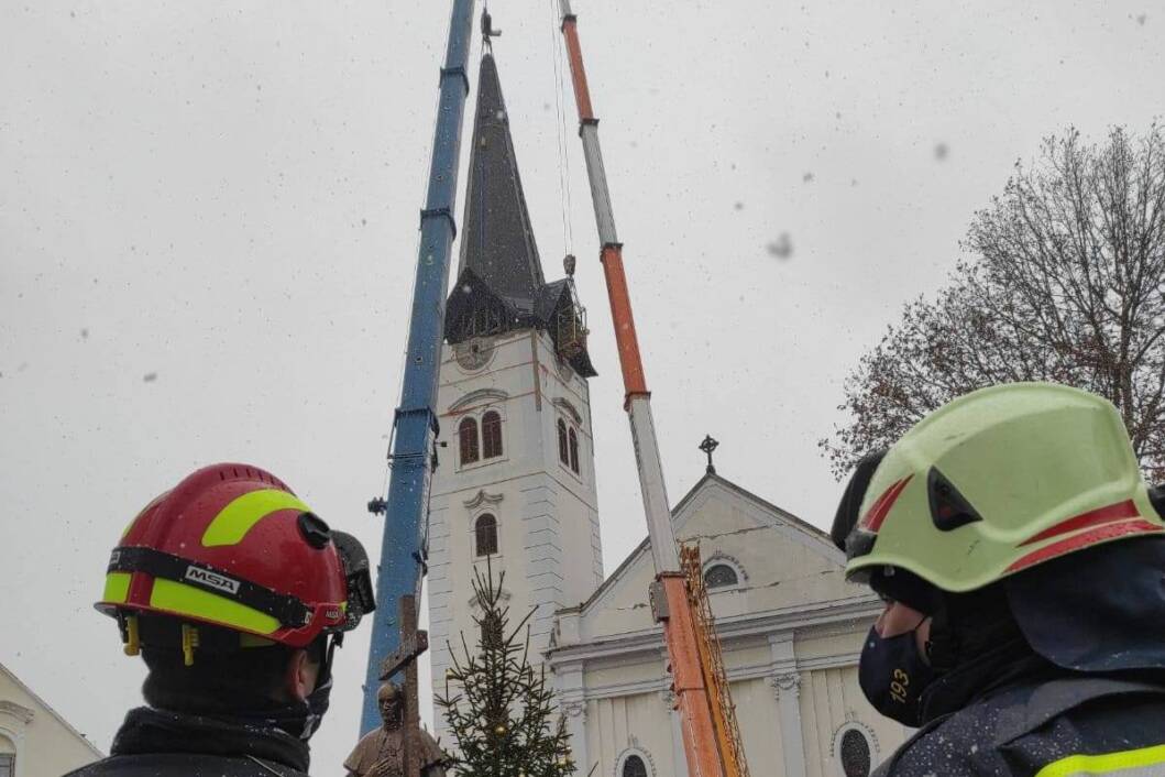 Skidanje tornja na sisačkoj katedrali