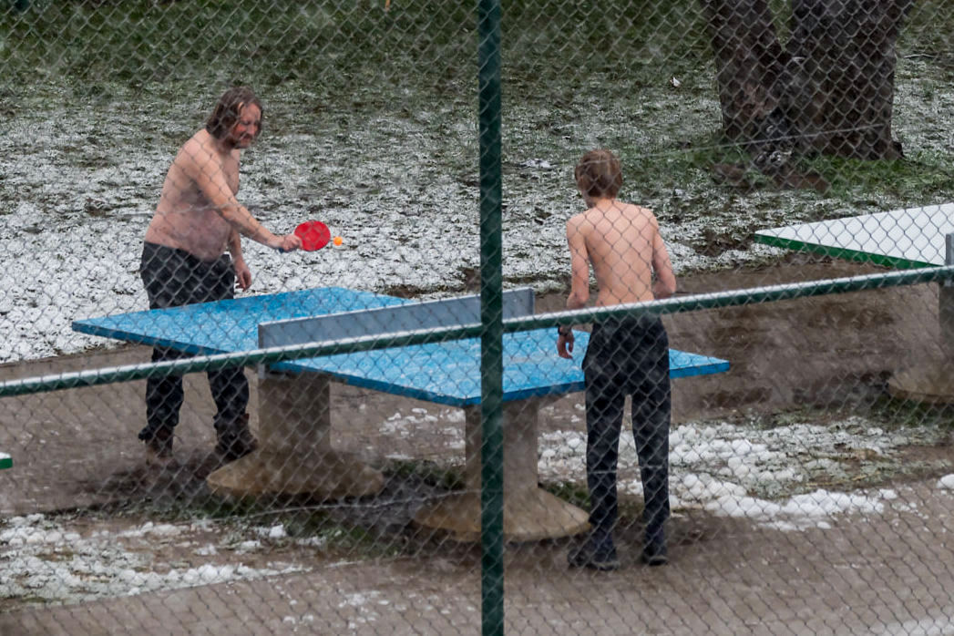 Goli do pojasa igraju stolni tenis na hladnoći