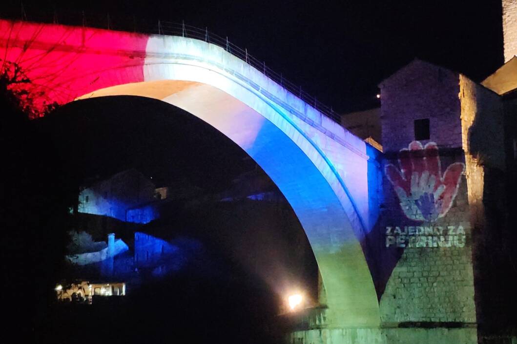 Stari most u Mostaru u hrvatskim bojama