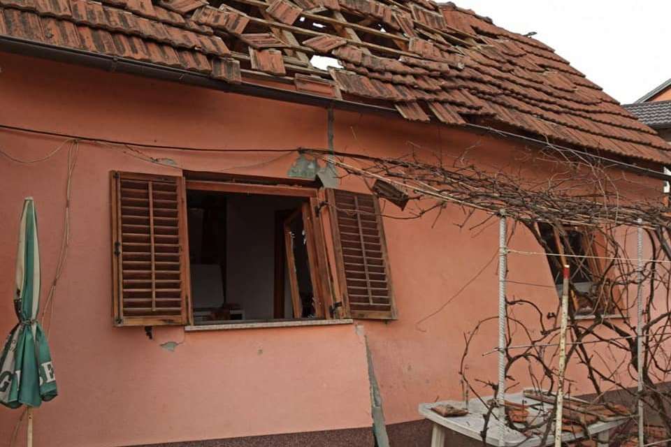 Uništena kuća nakon eksplozije plina