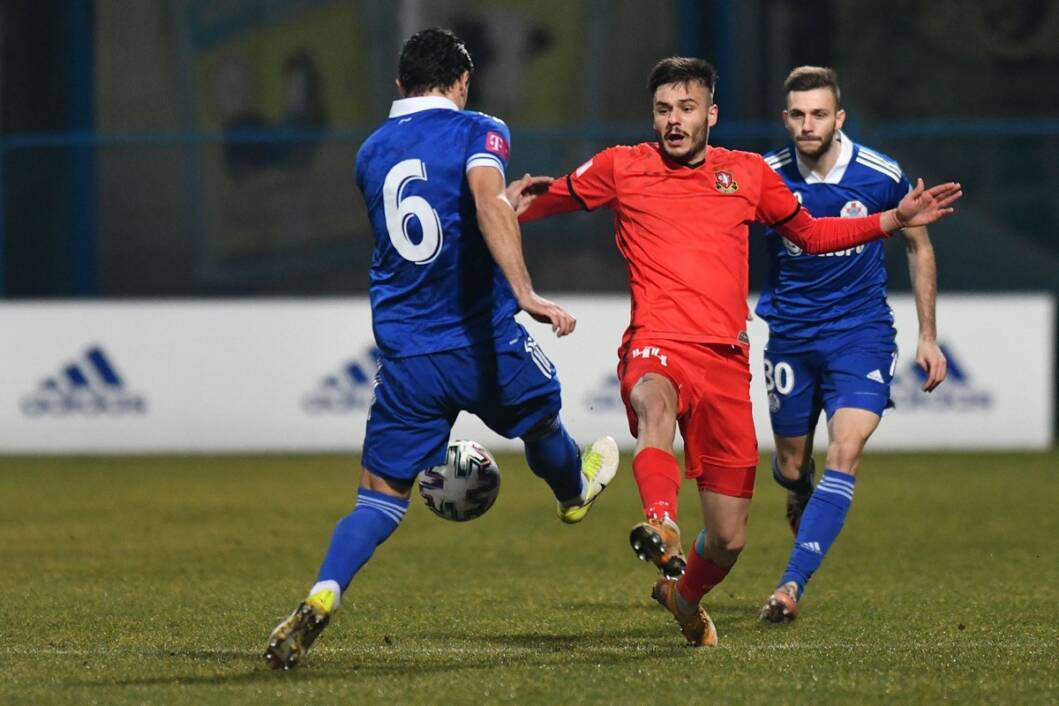 Kristijan Lovrić u duelu s Tomislavom Božićem i Brunom Bogojevićem