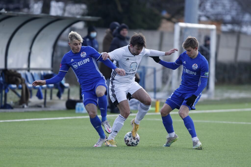 Mateo Kocijan, igrač Tehničara iz Cvetkovca, u duelu s dvojicom mladih Faramceuta