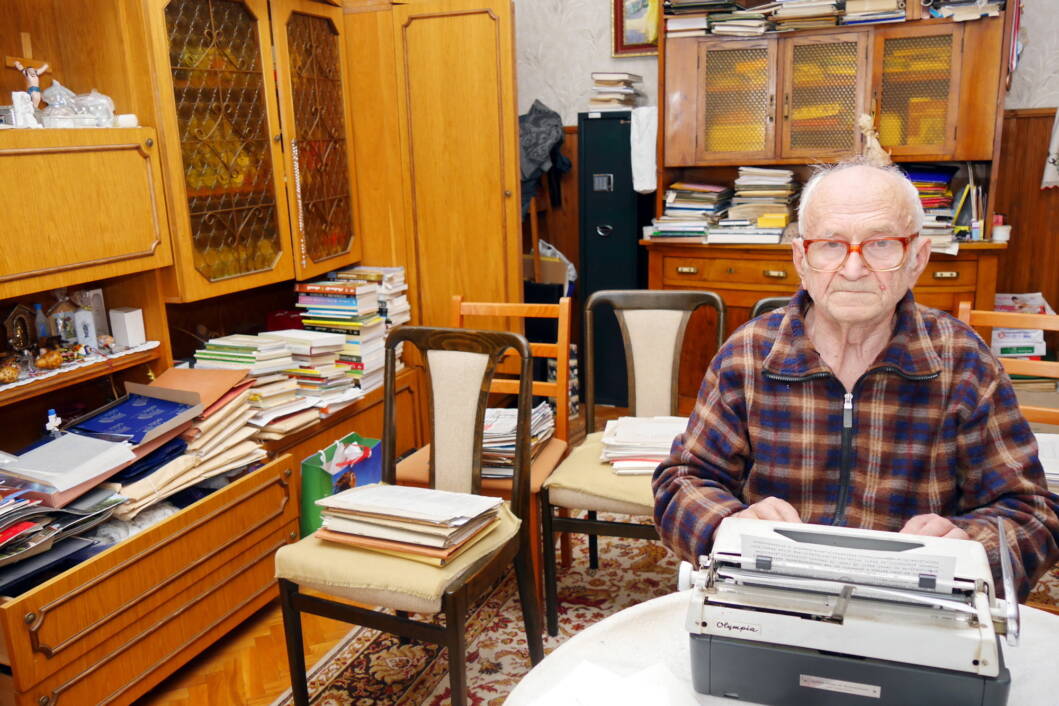 Željko Kovačić na svom spisateljskom radnom mjestu