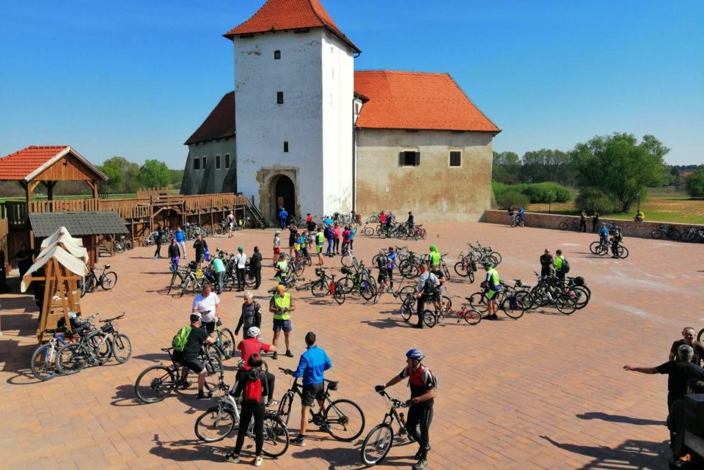 Biciklisti ispred utvrde Stari grad u Đurđevcu