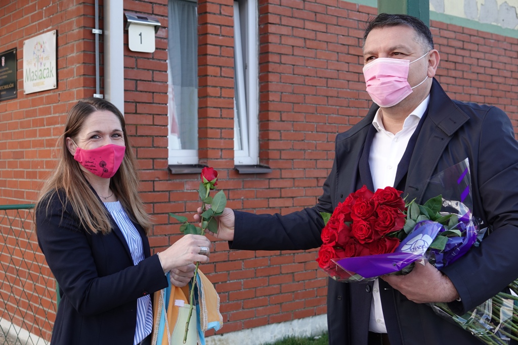 Željko Lacković daruje ružu za Dan žena