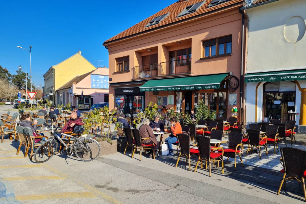 Nakon dugo vremena ljudi uživaju u kavi na terasama