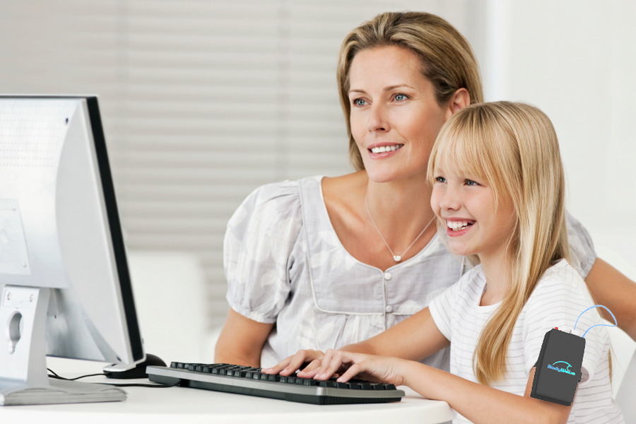 Mama sa kćeri surfa po internetu