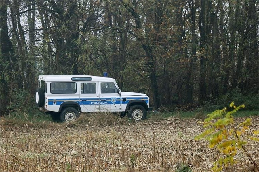 Policijski terenac u šumi