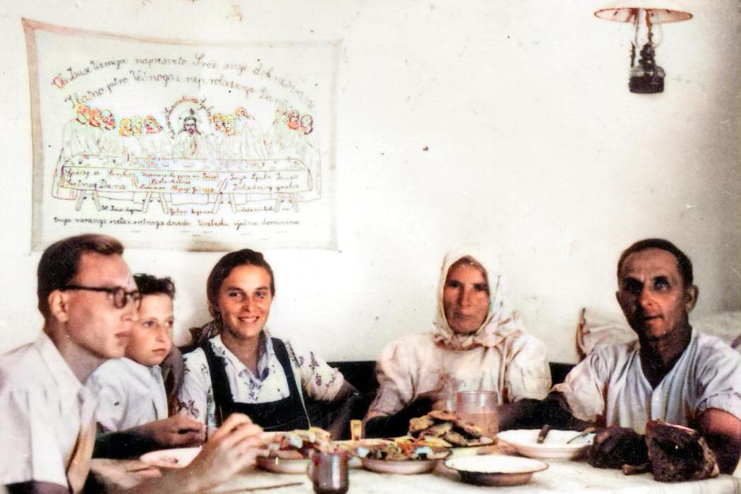 Obiteljski ručak 1934. godine u Podravskim Sesvetama