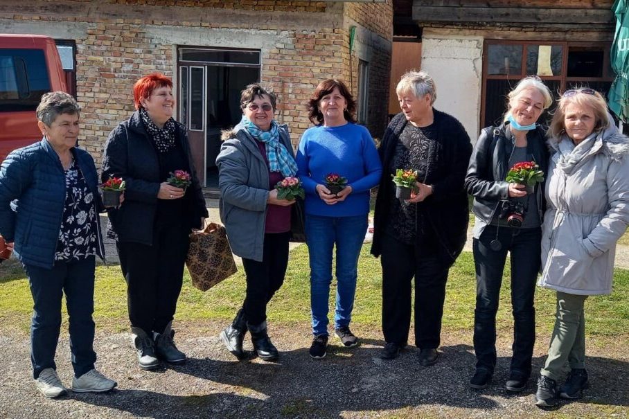 Članice đurđevačke udruge žena poklonima razveselile žene iz Petrinje