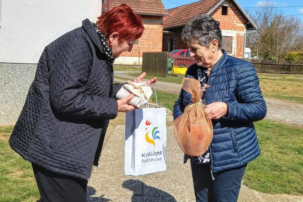 Članice đurđevačke udruge žena poklonima razveselile žene iz Petrinje