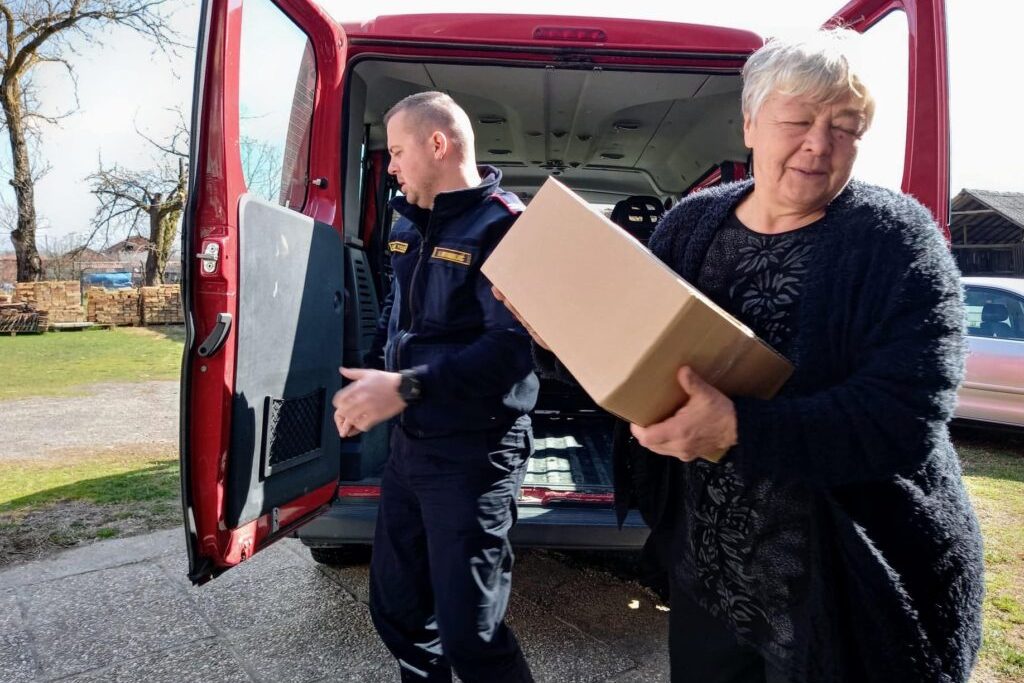 Članice đurđevačke udruge žena poklonima razveselile žene iz Petrinje