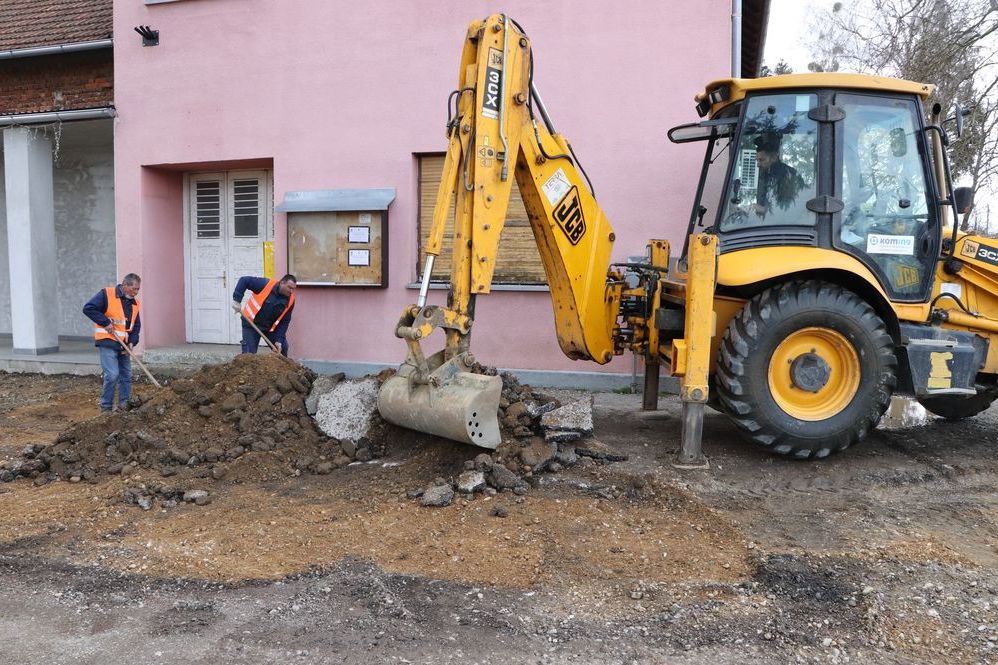 Uređenje prilaza kod društvenog doma u Reki